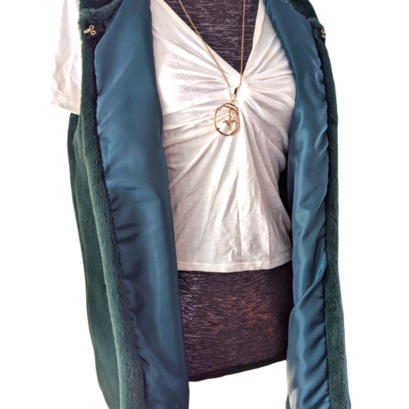 Begreh faux fur emerald green vest - Picture 3 of 6
